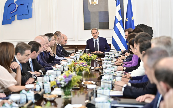 «Επιχείρηση επανασυσπείρωσης» στη Νέα Δημοκρατία