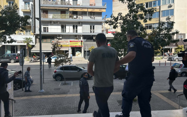 Θεσσαλονίκη: Υπό κράτηση ο 45χρονος που έπεσε με το αυτοκίνητό του σε ταβέρνα - Αναβλήθηκε η δίκη