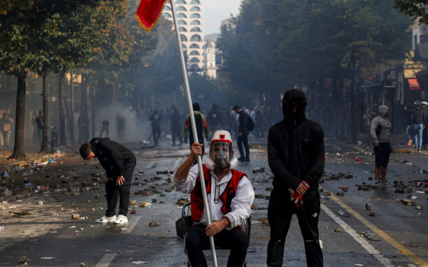 Έκρυθμη κατάσταση στα Τίρανα: Πυρπολήθηκε το Υπουργείο Παιδείας σε βίαιες φοιτητικές διαδηλώσεις (βίντεο)