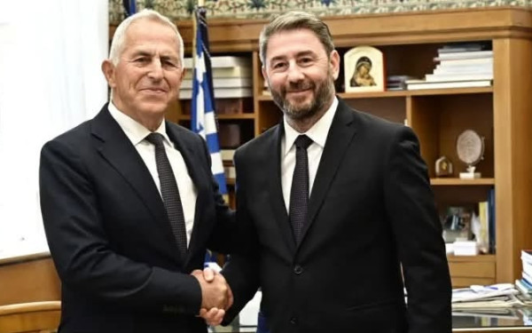 Και επίσημα στο ΠΑΣΟΚ-ΚΙΝΑΛ ο Ευάγγελος Αποστολάκης - Στην Βουλή η προσχώρηση του