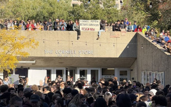 ΗΠΑ: Στους δρόμους εκατοντάδες φοιτητές του πανεπιστημίου Κορνέλ -  Πορεία αλληλεγγύης για την κοπέλα που έπεσε θύμα βιασμού (βίντεο)