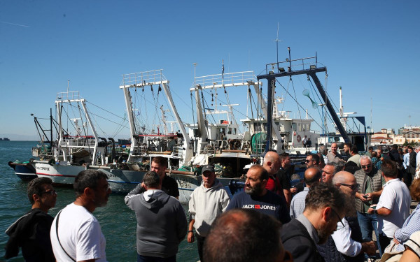 Θεσσαλονίκη: Συμβολικός αποκλεισμός της Λεωφόρου Νίκης από τους αλιείς