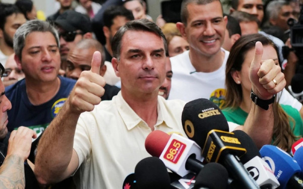 Βραζιλία: Ανατροπή στις κάλπες - Πρώτος ο δεξιός Φλάβιο Μπολσονάρου, στον δεύτερο γύρο με τον Λούλα