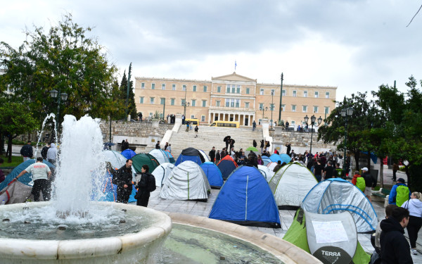 Σύνταγμα: Φοιτητές έστησαν σκηνές στο κέντρο της Αθήνας - Διαμαρτύρονται για το κόστος της στέγασης