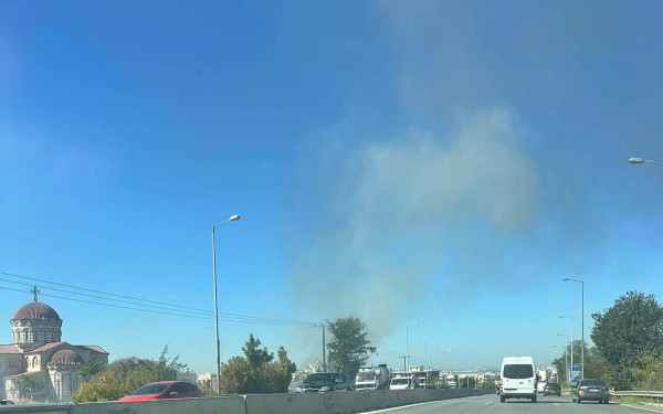Θεσσαλονίκη: Πυρκαγιά τώρα στη Λεωφόρο Καραμανλή - Στο σημείο πυροσβεστικές δυνάμεις