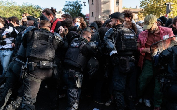Γαλλία-μαθητικές κινητοποιήσεις: Αστυνομικός τραυμάτισε σοβαρά στο πρόσωπο έναν μαθητή
