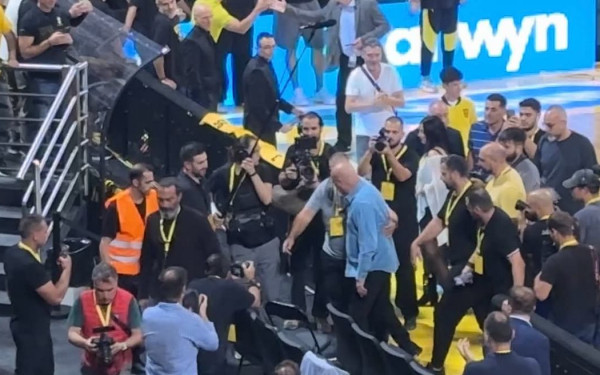 «Αρειανάρα, σας αγαπώ πολύ!»: Σείστηκε το Αλεξάνδρειο στην είσοδο του Νίκου Γκάλη (βίντεο)
