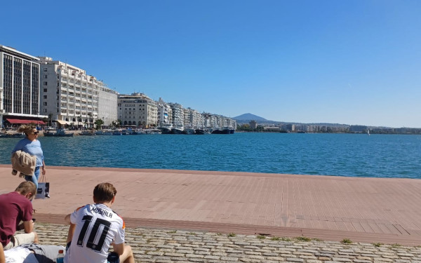 Χιλιάδες Γερμανοί φίλαθλοι απολαμβάνουν την ηλιόλουστη Θεσσαλονίκη