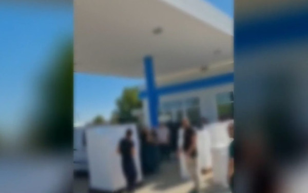 Παράνομη διακίνηση αλιευμάτων στη Θεσσαλονίκη: Πώς έστησαν «παζάρι» σε βενζινάδικο εν μέσω απεργίας (βίντεο)