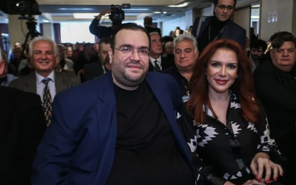 Συνελήφθησαν ο πρόεδρος του ΛΑΟΣ Φίλιππος Καμπούρης και η σύζυγός του ως αρχηγοί του κυκλώματος που εξαπατούσε τον ΕΦΚΑ