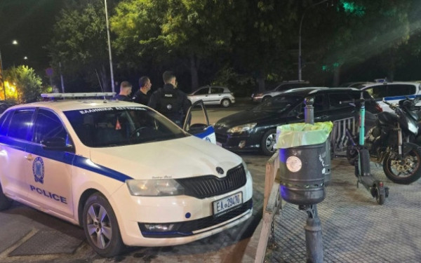 Επεισοδιακή καταδίωξη στη Θεσσαλονίκη: Αυτοκίνητο με διακινητή «καρφώθηκε» σε παρκαρισμένα - Καταγράφηκε live σε ζωντανή σύνδεση