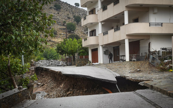 Κρήτη: Δρόμοι κόπηκαν στα δύο στο Λασίθι και καλλιέργειες βυθίστηκαν στις λάσπες - Δείτε βίντεο