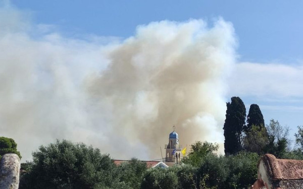 Κεφαλονιά: Μεγάλη φωτιά στα Μεταξάτα - Μήνυμα του 112 για εκκένωση οικισμών