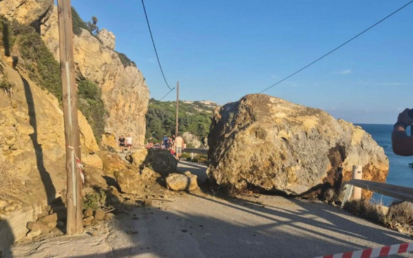 Ρόδος: Βράχος αποκολλήθηκε και κατέπεσε στον δρόμο προς την παραλία «Άντονι Κουίν»