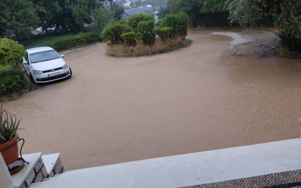 Κεραυνός χτύπησε τον σταθμό της ΕΡΤ στην Ρόδο - Ήχησε το 112 για τα έντονα καιρικά φαινόμενα