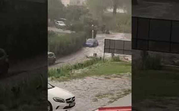 Χαλκιδική: Δρόμος μετατράπηκε σε ποτάμι μετά από βροχόπτωση στη Σίβηρη (Βίντεο)