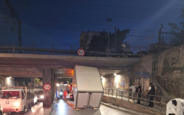 Θεσσαλονίκη: Φορτηγό πάνω σε γερανοφόρο όχημα «σφήνωσε» στη γέφυρα Αγίων Πάντων - Κλειστό το ρεύμα προς Μοναστηρίου (βίντεο)