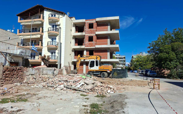 Δήμος Αμπελοκήπων - Μενεμένης: Απομάκρυνση ρυμοτομούμενου κτίσματος στην οδό Ομήρου