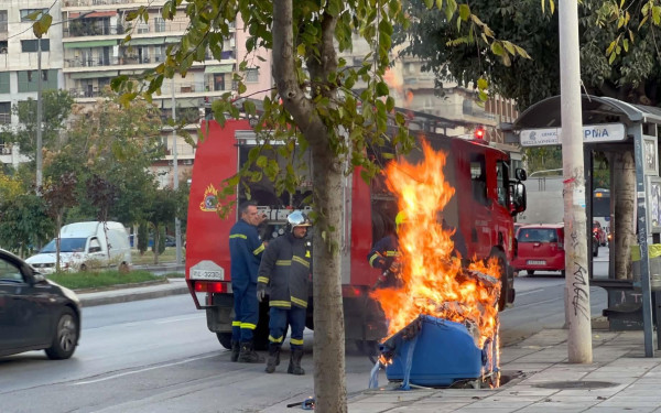 Θεσσαλονίκη: Φωτιά σε κάδο ανακύκλωσης στη Μοναστηρίου