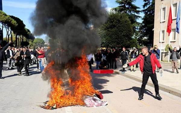 Επέστρεψαν τα επεισόδια στην Αλβανία: «Βροχή» από μολότοφ, δακρυγόνα και αύρες νερού στο κέντρο των Τιράνων (βίντεο)