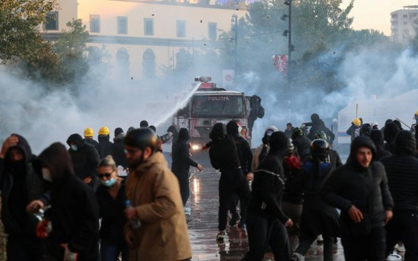 Αλβανία: Αρνείται να παραιτηθεί ο Ράμα - Καταγγέλλει ρωσική εμπλοκή εν μέσω νέων διαδηλώσεων στους δρόμους (βίντεο)