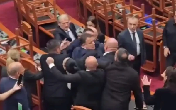 Αλβανία: Ξύλο μεταξύ βουλευτών μέσα στην αίθουσα του κοινοβουλίου - Δείτε βίντεο