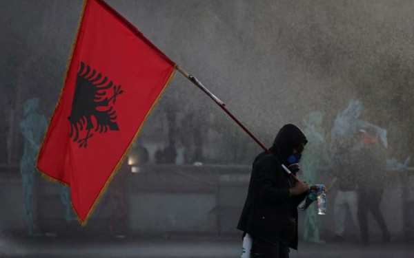 Ένταση στα Τίρανα: Διαδηλωτές του κόμματος Μπερίσα έκαψαν τα καθίσματα διαλόγου του Έντι Ράμα