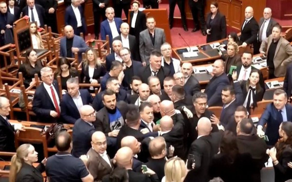 Αλβανική Βουλή: Το Σοσιαλιστικό Κόμμα ζητά την αποβολή 20 βουλευτών της αντιπολίτευσης μετά τα επεισόδια