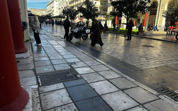 Θεσσαλονίκη: Συναγερμός στην Αστυνομία για ύποπτη βαλίτσα στο πλακόστρωτο της Αριστοτέλους