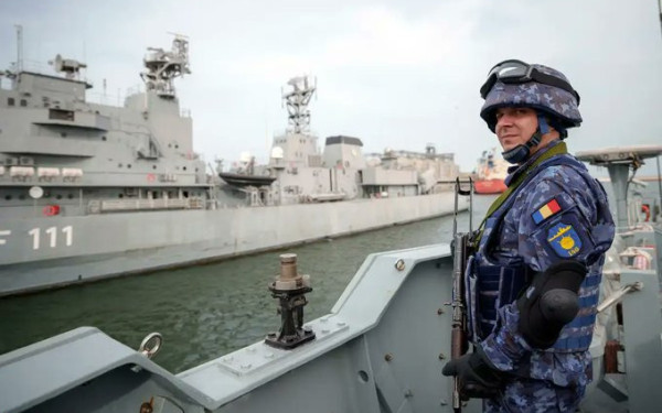 NATO: Ενισχύει τις δυνάμεις του στη Μαύρη Θάλασσα μετά τα φονικά χτυπήματα σε πλοία