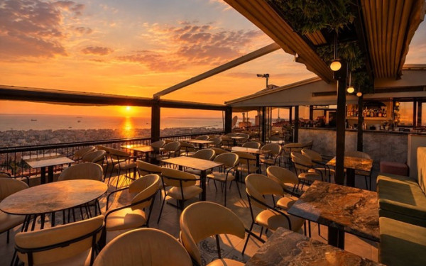Castra Terrace Bar: Η μαγευτική θέα της Θεσσαλονίκης…συναντά τη διασκέδαση και την αυθεντική φιλοξενία