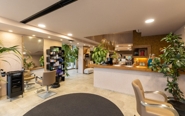 Chares Hair Boutique: Η τέχνη των μαλλιών συναντά την premium και εξατομικευμένη φροντίδα, σε ένα luxury περιβάλλον