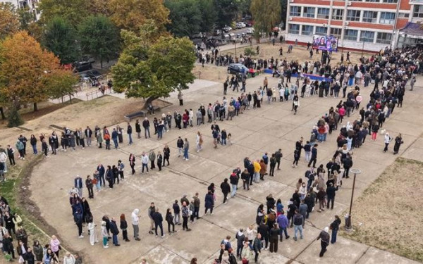 Εκλογές στη Σερβία: Καταγγελίες για παρατυπίες, επεισόδια και ισχυρή παρουσία των δυνάμεων καταστολής στο Βελιγράδι