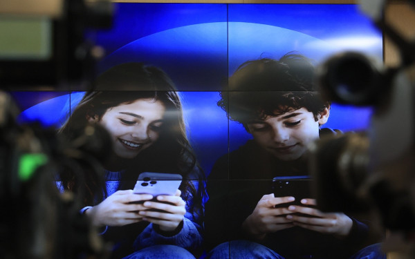 Φραγή στα social media ανηλίκων: Επιστήμονες μιλούν για όσα πρέπει να προσέξουν οι γονείς