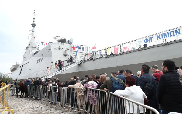 Θεσσαλονίκη: Πλήθος κόσμου στην... ουρά για να δει από κοντά την φρεγάτα «Κίμων»