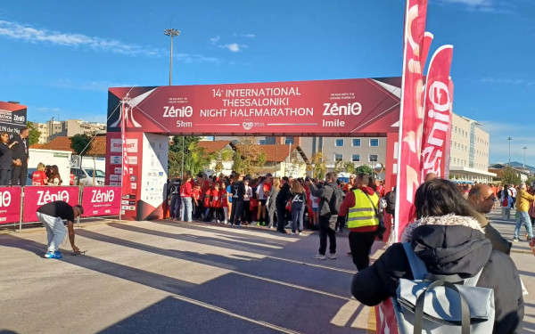 Θεσσαλονίκη - Νυχτερινός ημιμαραθώνιος: Χιλιάδες δρομείς στις αφετηρίες του ενός μιλίου και των 5.000 μέτρων (βίντεο)