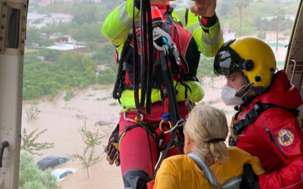 Ισπανία: 4 νεκροί από τις πλημμύρες - Διασώστες απεγκλώβιζαν πολίτες με ελικόπτερα (βίντεο)