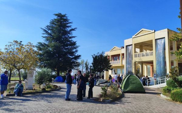 Κομοτηνή: Έστησαν σκηνές οι Φοιτητές έξω από την Πρυτανεία του ΔΠΘ
