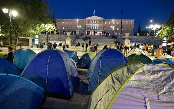 Νύχτα διαμαρτυρίας στο Σύνταγμα: Φοιτητές έστησαν σκηνές έξω από τη Βουλή