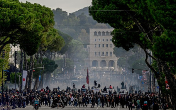 Με επεισόδια ξεκίνησε η έκτη ημέρα κινητοποιήσεων στα Τίρανα - Έντι Ράμα:  «Δεν αμφισβητείται η κυβέρνηση αλλά η πορεία της χώρας προς την ΕΕ»