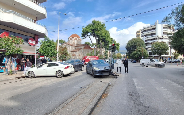 Θεσσαλονίκη: Τροχαίο με πέντε τραυματίες στο κέντρο της πόλης - Δείτε φωτογραφίες