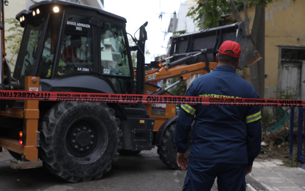 Κατάρρευση στέγης κτιρίου στην Ακαδημία Πλάτωνος - Χωρίς εγκλωβισμένους η επιχείρηση της ΕΜΑΚ
