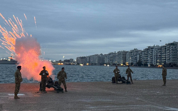 Θεσσαλονίκη: Εντυπωσιακοί κανονιοβολισμοί αντήχησαν από τον Λευκό Πύργο σε όλη την πόλη για την 28η Οκτωβρίου