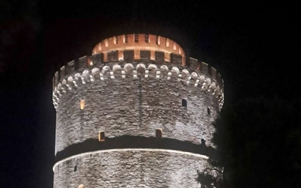 Ο Λευκός Πύργος αλλάζει όψη: Η Θεσσαλονίκη βλέπει το εμβληματικό της τοπόσημο υπό νέο φως - Παρουσία Τασούλα και Μητσοτάκη η τελετή