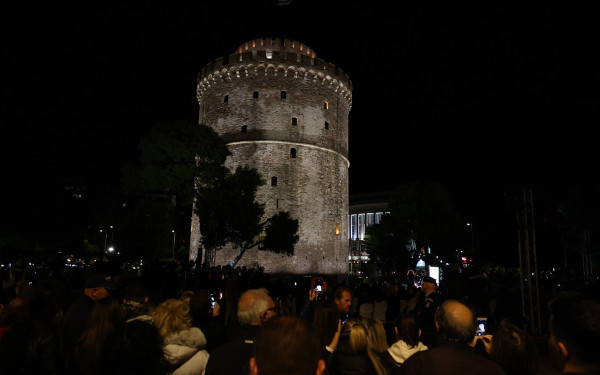 Live - Ο Λευκός Πύργος «αποκαλύπτεται» κάτω από το νέο του φως: Λαμπερή τελετή παρουσία Τασούλα και Μητσοτάκη (βίντεο)