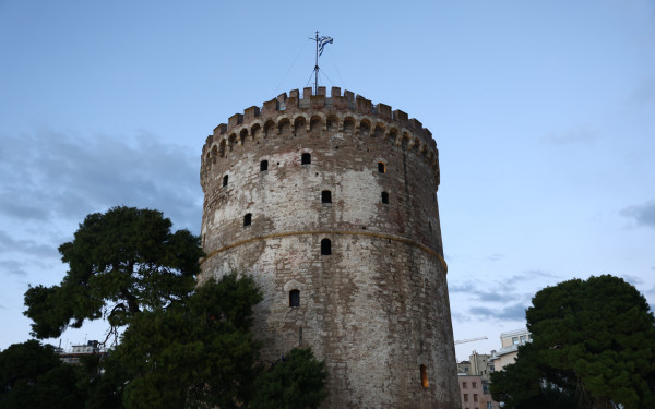 Live - Ο Λευκός Πύργος «αποκαλύπτεται» κάτω από το νέο του φως: Λαμπερή τελετή παρουσία Τασούλα και Μητσοτάκη (βίντεο)