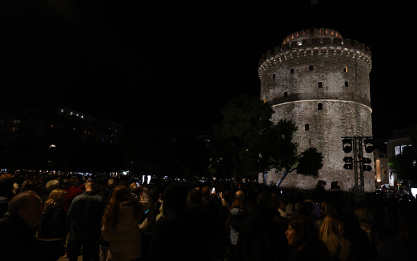 Live - Ο Λευκός Πύργος «αποκαλύπτεται» κάτω από το νέο του φως: Λαμπερή τελετή παρουσία Τασούλα και Μητσοτάκη (βίντεο)