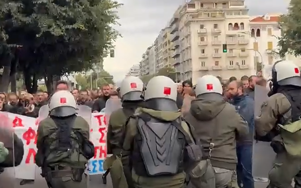 Θεσσαλονίκη: Άγρια επεισόδια μεταξύ πολιτών και ΜΑΤ σε συγκέντρωση διαμαρτυρίας κατά του Κασιδιάρη