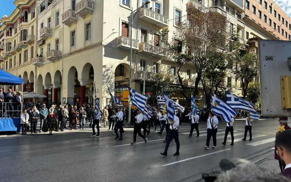 Θεσσαλονίκη: Μαθητές από 22 δημόσια και ιδιωτικά σχολεία στην παρέλαση - Θερμό χειροκρότημα από εκατοντάδες πολίτες (βίντεο)