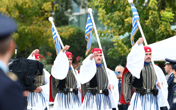Θεσσαλονίκη: «Εμπρός μαρς...» - Ξεκίνησε η μεγάλη στρατιωτική παρέλαση